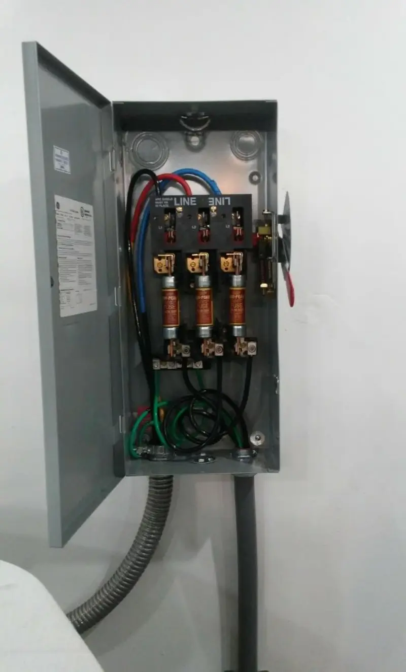 Three-phase disconnect switch installed for Smoke Detector Installation in Crossett
